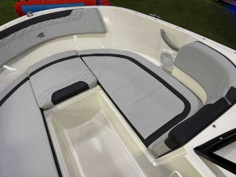 2026 Bayliner M17 - Full Windshield US-BLBX1754A626 [photo 17]